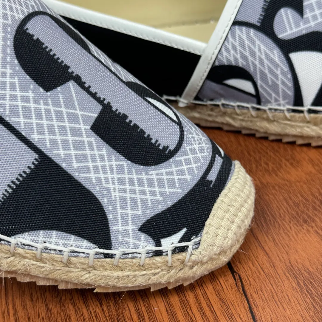Batch 600 Burberry/Burberry new summer men's embroidered straw fisherman shoes, cool slip-on straw shoes! Encounter British fashion with Burberry espadrilles, a perfect blend of classic and fashionable. The unique printing on the upper is a manifestation of the brand's style. Every color and every pattern tells the story of England. Straw soles bring a natural texture, comfortable and chic. Whether you are strolling in the city streets or heading to the beach for vacation, it can add elegance and charm to you, easily become the center of attention, and start your own fashion journey. Classic knitted canvas upper, with thin calfskin lining suitable for summer, straw lining, genuine leather patch at the bottom of the heel, hemming technology, and Mark stitching details! Anti-slip rubber bottom layer, integrated injection molding of large LOGO letters and badges, multiple colors and styles to choose from, complete package! Size: 39-40-41-42-43-44 Normal size Item number: 2025-5 Printing black and gray